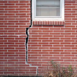 A foundation with a large crack that's wider at the top than on the bottom in Paradise Valley